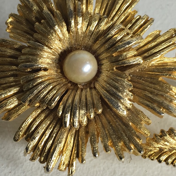 Vintage Gold Tone Faux Pearl Brooch/Pin - Picture 4 of 8